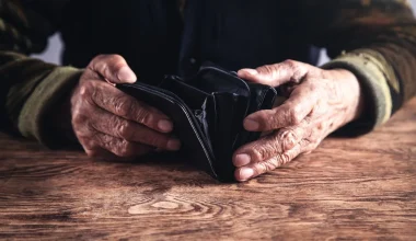 Τα οικονομικά προβλήματα δεν «κτυπούν» μόνο την τσέπη – Πώς επηρεάζουν τον εγκέφαλο και τη μνήμη