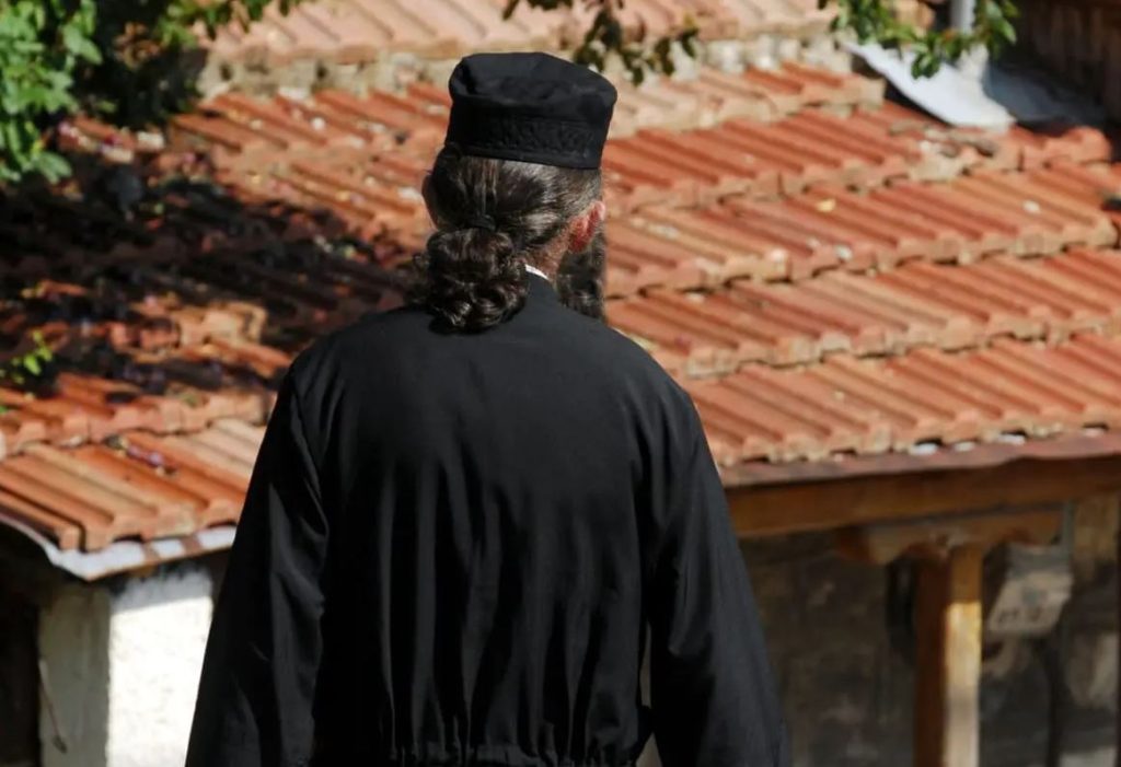 «Πηγαίνετε σε ξενοδοχείο με την ευχή μου»: Ιερέας έπιασε ζευγάρι να ερωτοτροπεί μέσα σε ναό & τους έδωσε 100 ευρώ!