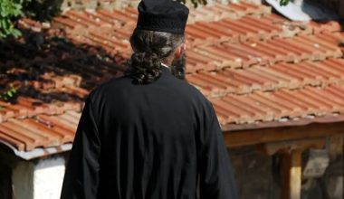 «Πηγαίνετε σε ξενοδοχείο με την ευχή μου»: Ιερέας έπιασε ζευγάρι να ερωτοτροπεί μέσα σε ναό & τους έδωσε 100 ευρώ!