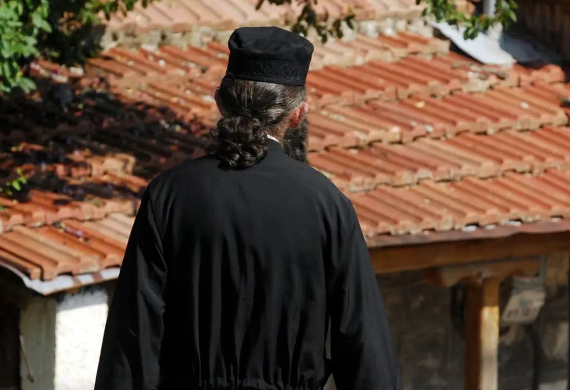 «Πηγαίνετε σε ξενοδοχείο με την ευχή μου»: Ιερέας έπιασε ζευγάρι να ερωτοτροπεί μέσα σε ναό & τους έδωσε 100 ευρώ!