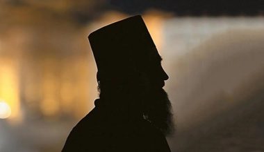 Αθήνα: Ιερέας «έπιασε» νεαρό ζευγάρι να συνευρίσκεται ερωτικά μέσα σε παρεκκλήσι! – Τους έδωσε 100€ για ξενοδοχείο