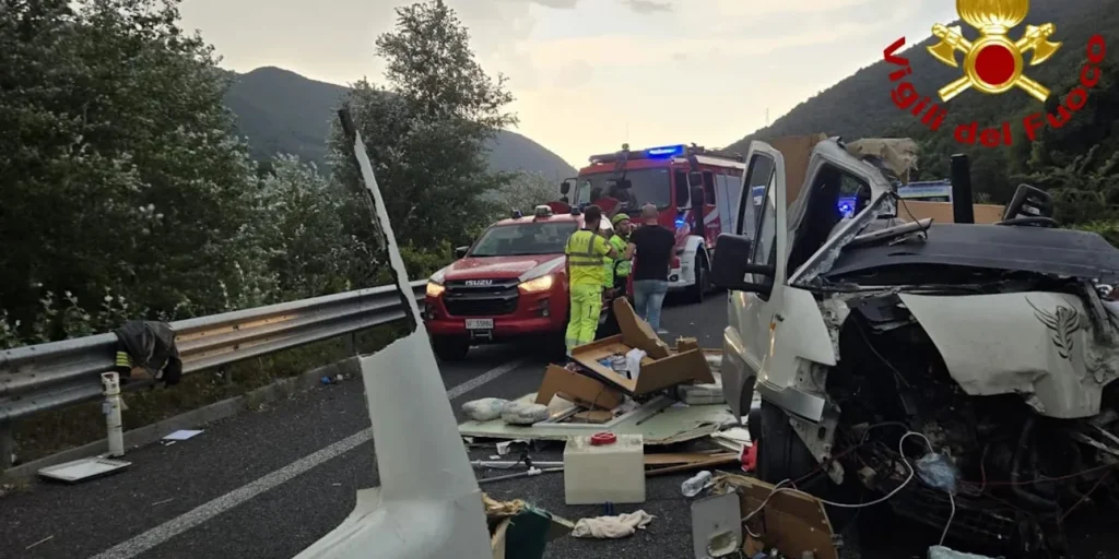 Έξι νεκροί και 34 τραυματίες σε καραμπόλα με τουριστικό λεωφορείο και τροχόσπιτο