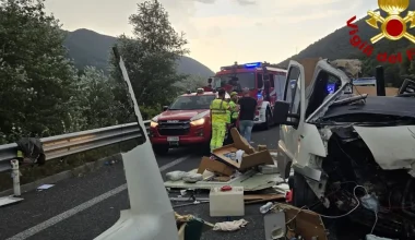Έξι νεκροί και 34 τραυματίες σε καραμπόλα με τουριστικό λεωφορείο και τροχόσπιτο