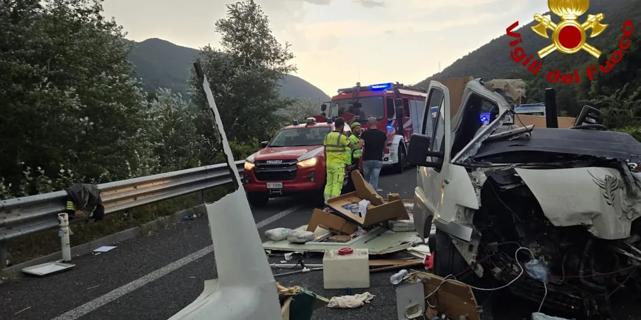 Έξι νεκροί και 34 τραυματίες σε καραμπόλα με τουριστικό λεωφορείο και τροχόσπιτο