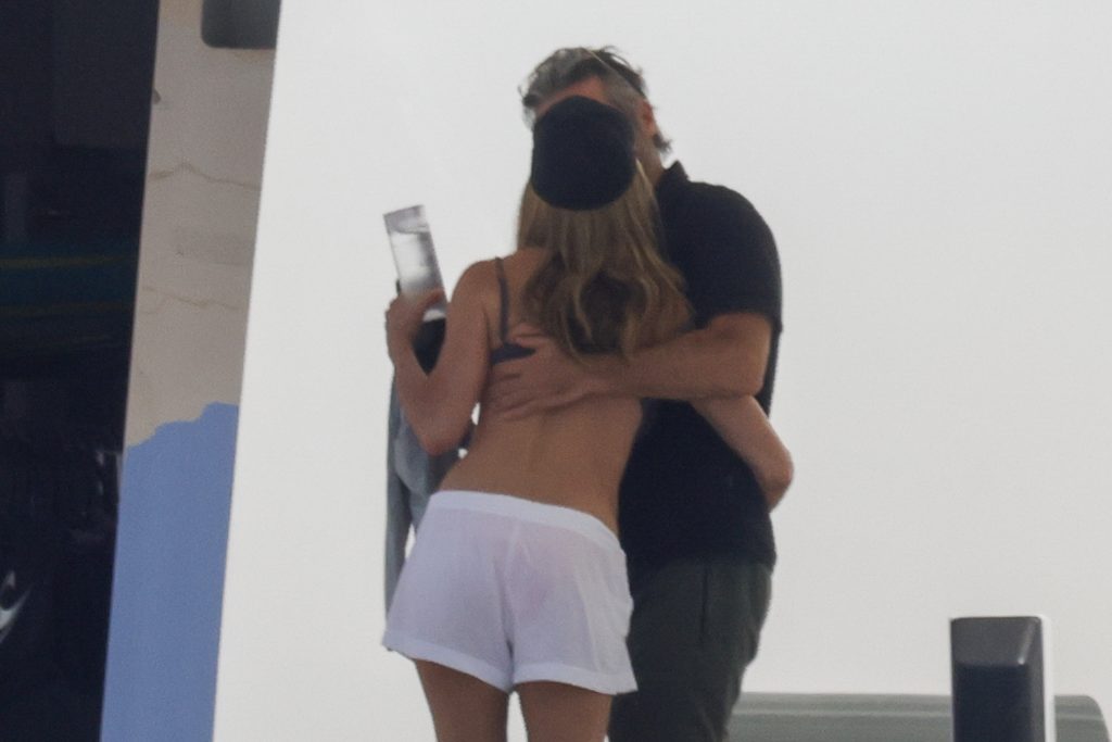 Η Τ.Άνιστον «λιώνει» στην αγκαλιά του Τζιμ Κέρτις: Τρυφερές αγκαλιές και φιλιά πάνω σε σκάφος (φωτογραφίες)
