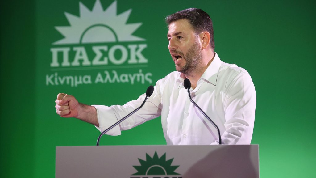 Στο ΠΑΣΟΚ δεν υπάρχουν διακοπές: «Ανεβάζει» στροφές και τον Αύγουστο για να ξεκολλήσει η βελόνα από το 12-13%