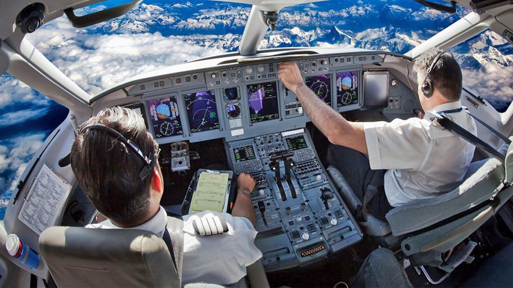 Τι κάνουν πραγματικά οι πιλότοι όταν κοιμούνται οι επιβάτες;