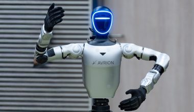 Βίντεο: Ανθρωποειδή ρομπότ ζητούν… χρήματα από περαστικούς σε δρόμους στην Κίνα