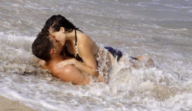 Aqua-sutra: Η νέα ερωτική τάση που μεταφέρει την απόλαυση στο νερό – Τι πρέπει να προσέχουν τα ζευγάρια