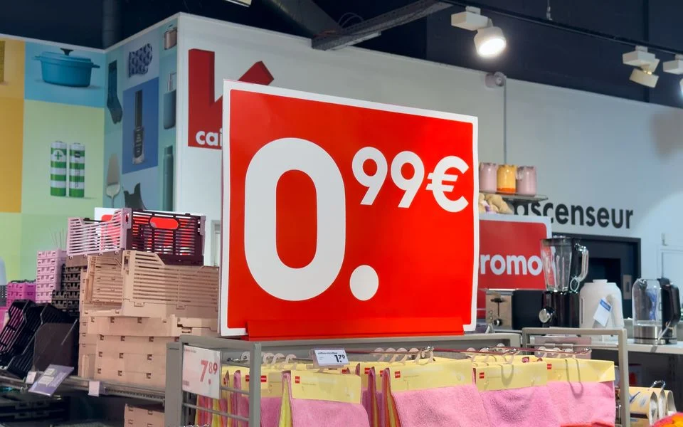 Το ψυχολογικό κόλπο των τιμών: Γιατί σχεδόν όλα τα προϊόντα κοστίζουν 9,99 ευρώ αντί για 10;