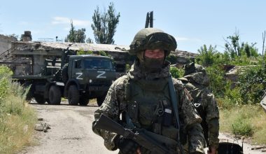 Βίντεο: Οι Ουκρανοί κατέστρεψαν κομβόι οχημάτων με Ρώσους στρατιώτες στο Πριμόρσκ – «Να περιμένετε απάντηση…»