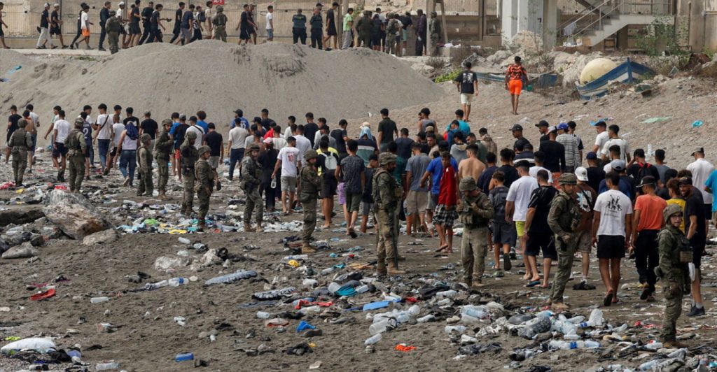 Οργή στη Μαδρίτη: Μαροκινός αστυνομικός πέταξε τεράστια πέτρα σε παράνομο μετανάστη που επέστρεφε πίσω! (βίντεο)