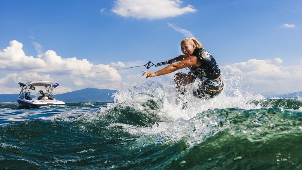 Wakeboarding: Το θαλάσσιο άθλημα με τη σανίδα που «απογειώνει» τους αθλητές πάνω από το νερό
