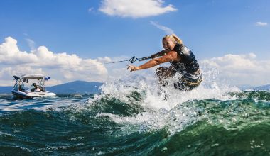Wakeboarding: Το θαλάσσιο άθλημα με τη σανίδα που «απογειώνει» τους αθλητές πάνω από το νερό