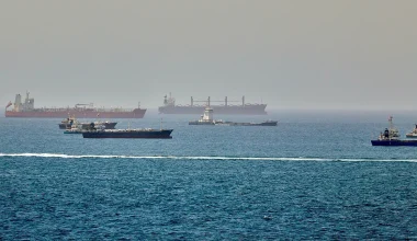 Στενά του Ορμούζ: Φορτηγό πλοίο δέχθηκε επίθεση από άγνωστο βλήμα