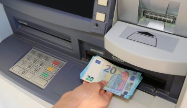 Λίγα δευτερόλεπτα αρκούν: Έχετε αναρωτηθεί ποτέ τι συμβαίνει μέσα σε ένα ΑΤΜ πριν πάρετε τα χρήματά σας;