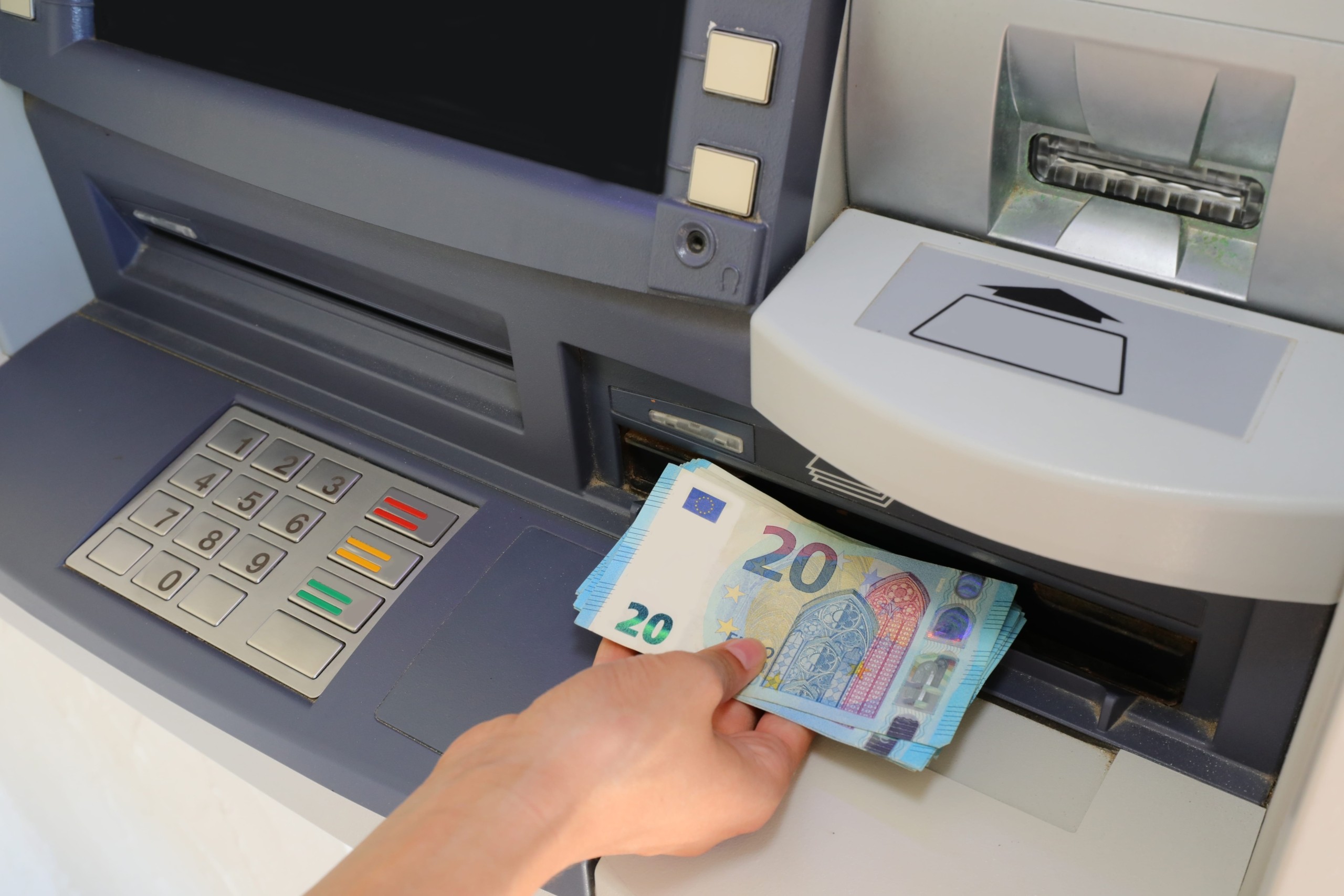 Λίγα δευτερόλεπτα αρκούν: Έχετε αναρωτηθεί ποτέ τι συμβαίνει μέσα σε ένα ΑΤΜ πριν πάρετε τα χρήματά σας;