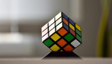 Αμερικανός έλυσε κύβο του Ρούμπικ με δεμένα μάτια μέσα σε μόλις 11,56 δευτερόλεπτα! (βίντεο)