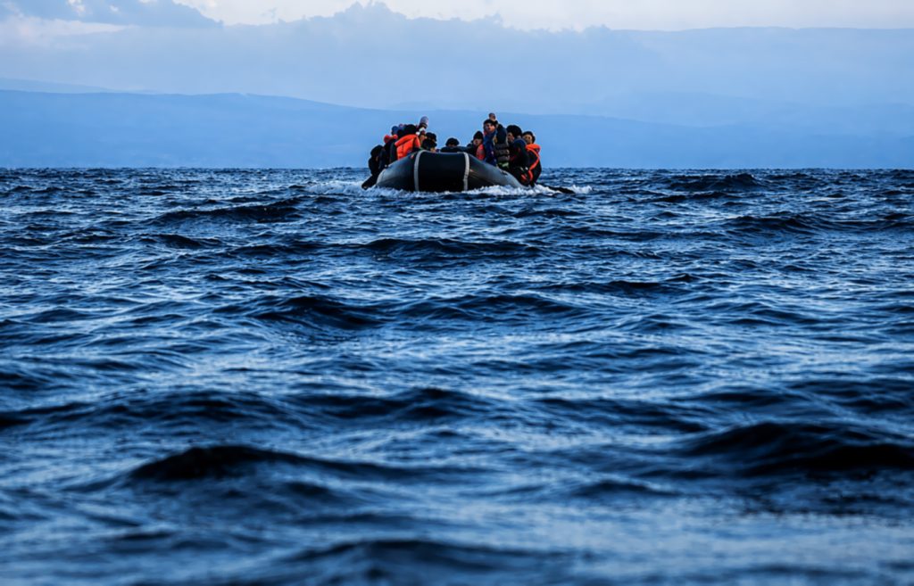 Νέα άφιξη παράνομων αλλοδαπών αυτή τη φορά στην Καλαμάτα: Έφτασαν 32 άτομα σε λέμβο με βρετανική σημαία