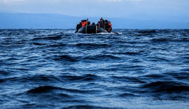 Νέα άφιξη παράνομων αλλοδαπών αυτή τη φορά στην Καλαμάτα: Έφτασαν 32 άτομα σε λέμβο με βρετανική σημαία