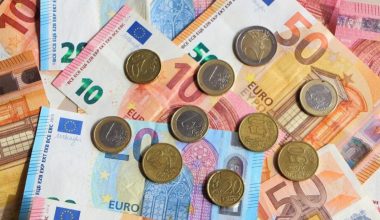 Χιλιάδες συνταξιούχοι θα λάβουν αναδρομικά έως 20.000 ευρώ από τον ΕΦΚΑ – Ποιοι οι δικαιούχοι