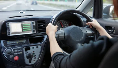 Γιατί υπάρχουν χώρες στις οποίες οι άνθρωποι οδηγούν στα αριστερά ενώ σε άλλες στα δεξιά;