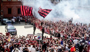 «Λύγισαν» και τα σίδερα από την συγκίνηση στην κηδεία του Φράνκο Μπαρέζι (φωτογραφίες)