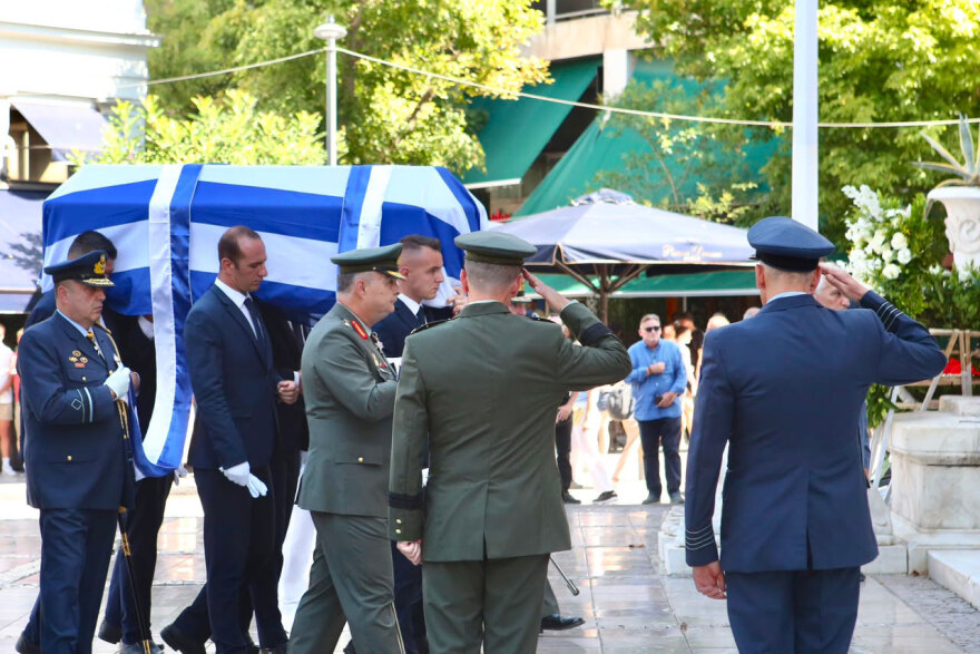 Αυτή την ώρα το τελευταίο «αντίο» στον πρώην υπουργό Ι.Βαρβιτσιώτη (φωτο)