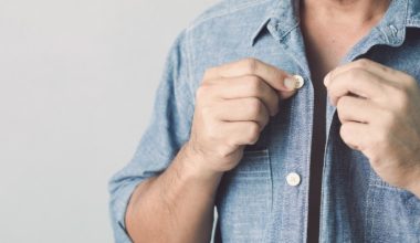 Γιατί τα κουμπιά στα γυναικεία και στα ανδρικά πουκάμισα είναι από διαφορετική πλευρά;