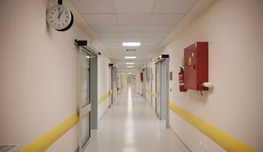 Βρετανία: Έλληνας γιατρός τέθηκε εκτός NHS για σεξουαλική παρενόχληση – «Έτσι χαιρετιούνται στην Ελλάδα»