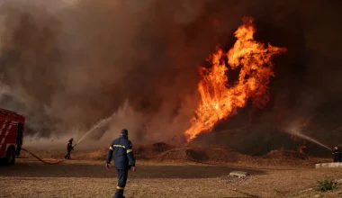 Φωτιά στην Δυτική Αττική: Συνεχείς αναζωπυρώσεις – Κοντά στην παραλία Αγνάντι το πύρινο μέτωπο
