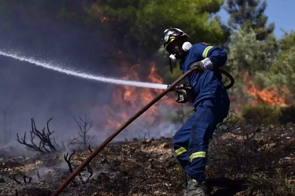 Πυροσβέστης υπέστη ηλεκτροπληξία την ώρα της κατάσβεσης φωτιάς στην Αμφιλοχία