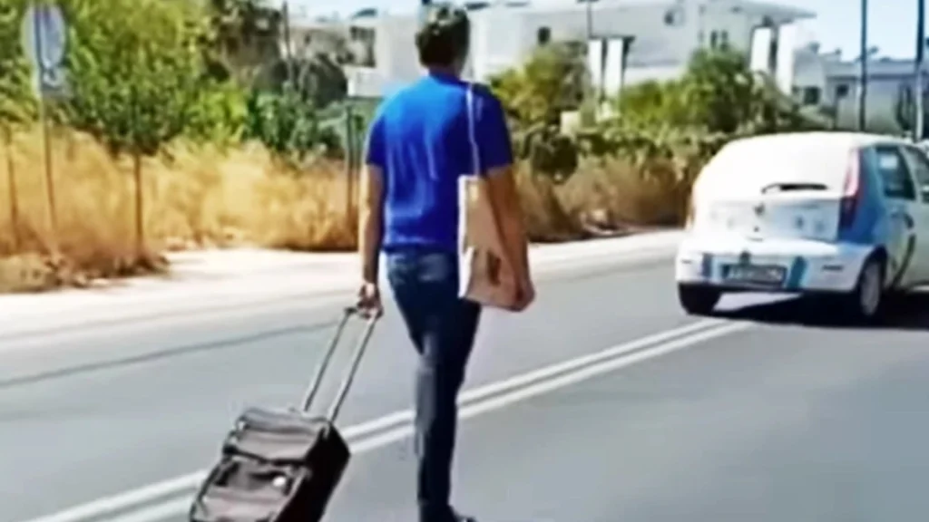 Ρόδος: Πεζός με βαλίτσα περπατούσε αμέριμνος στη μέση του δρόμου (βίντεο)