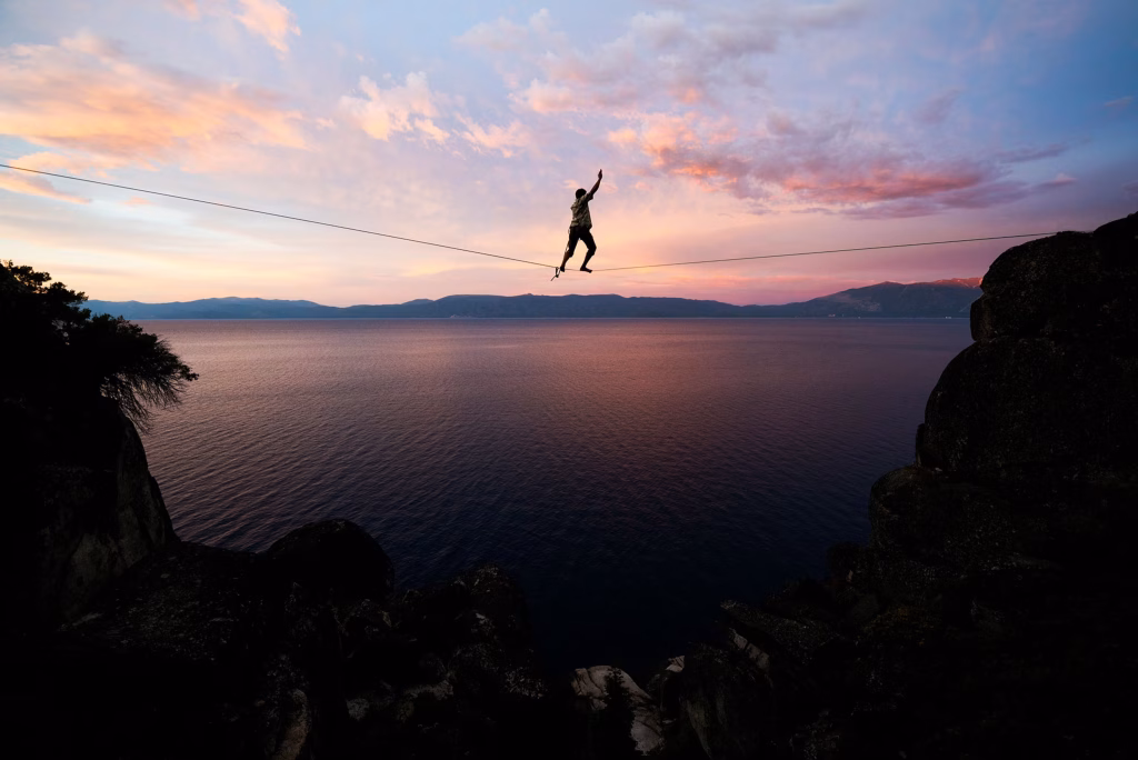 Slackline: Το άθλημα ισορροπίας που μοιάζει παιχνίδι αλλά δοκιμάζει σώμα και μυαλό