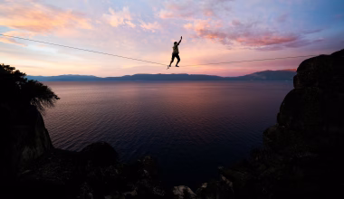 Slackline: Το άθλημα ισορροπίας που μοιάζει παιχνίδι αλλά δοκιμάζει σώμα και μυαλό
