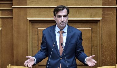 Μ.Χουρδάκης κατά Ζ.Κωνσταντοπούλου: «Μου πήρε το γραφείο στη Βουλή – Μου είπε να εργάζομαι στις σκάλες»