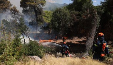 Σε ύφεση η φωτιά στην Δυτική Αττική: Στην περιοχή Κανδήλι το πιο δύσκολο μέτωπο