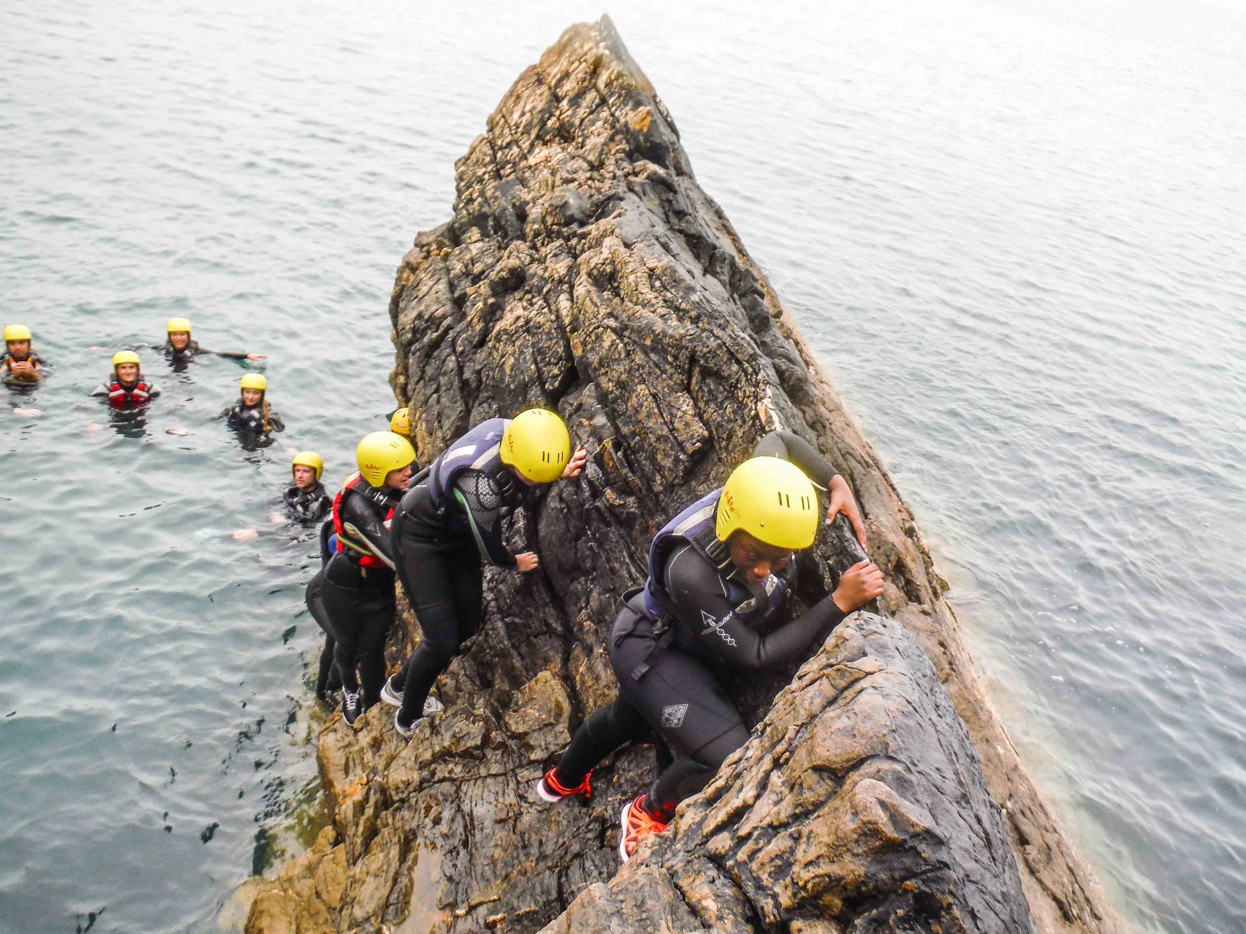 Coasteering: Η δραστηριότητα που αποκαλύπτει τις κρυφές πλευρές της θάλασσας