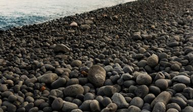 Μαύρα Βόλια: Η εντυπωσιακή «μαύρη» παραλία της Χίου με τα ηφαιστειακά βότσαλα (φωτο)