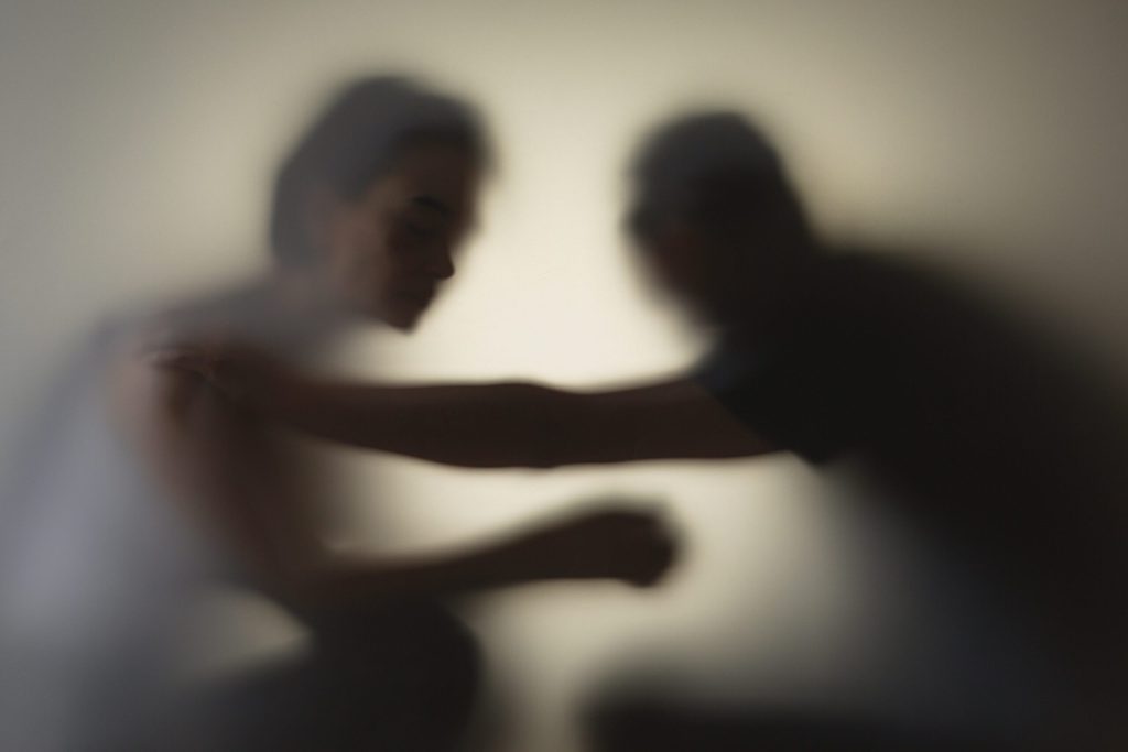 «Θα σε σκοτώσω κ@ρι@λ@»: Στη φυλακή 26χρονος από τον Βόλο που απείλησε τη μητέρα του ότι θα την μαχαιρώσει