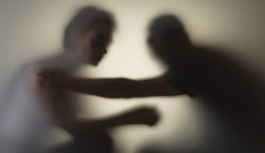 «Θα σε σκοτώσω κ@ρι@λ@»: Στη φυλακή 26χρονος από τον Βόλο που απείλησε τη μητέρα του ότι θα την μαχαιρώσει