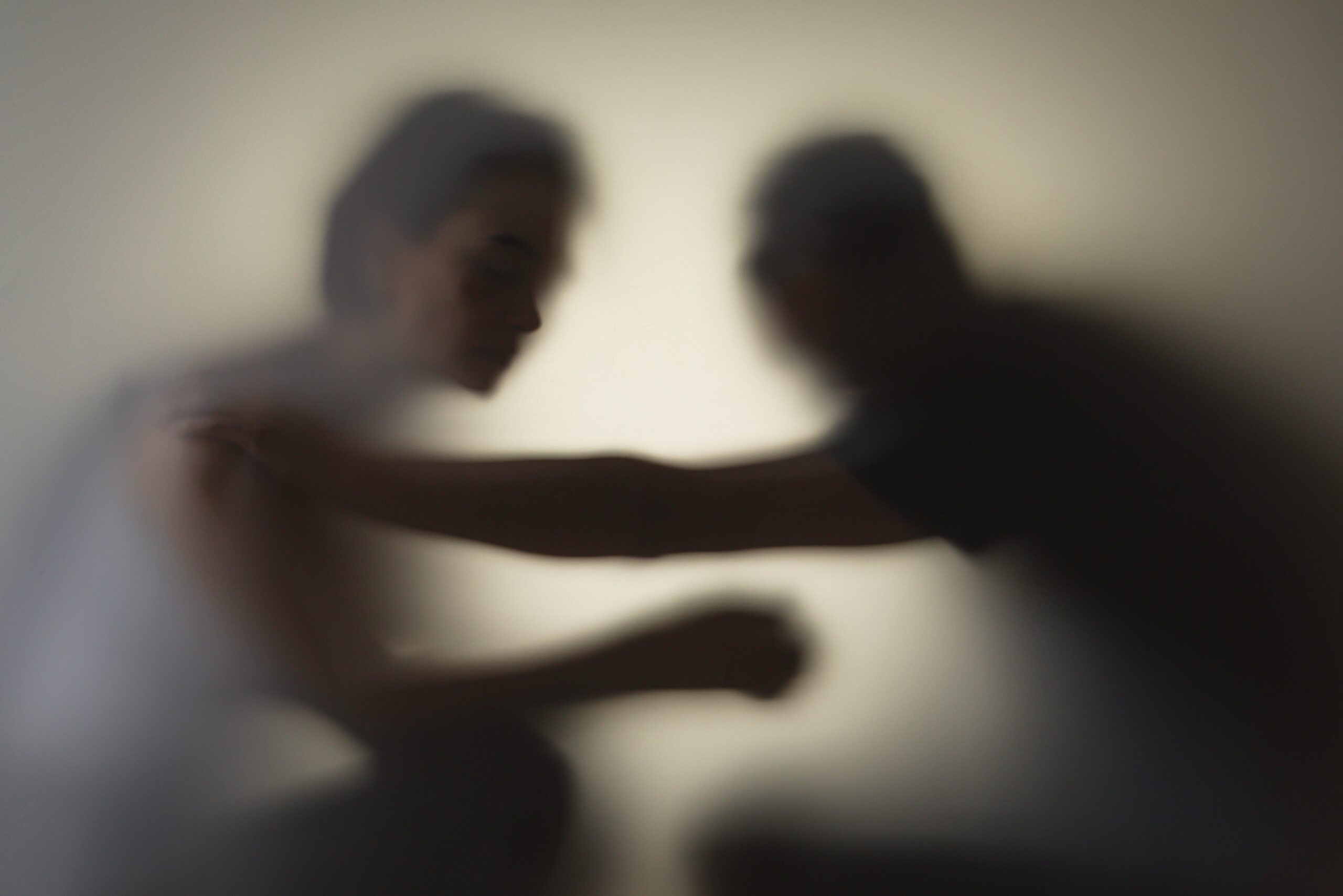 «Θα σε σκοτώσω κ@ρι@λ@»: Στη φυλακή 26χρονος από τον Βόλο που απείλησε τη μητέρα του ότι θα την μαχαιρώσει
