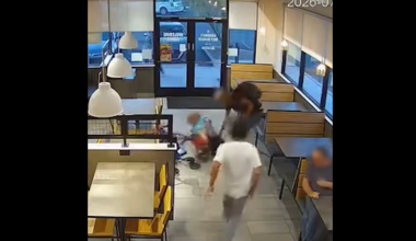 Βίντεο: Θαμώνες σε κατάστημα fast food στην Αριζόνα έπιασαν ληστή που έκλεψε ηλικιωμένο