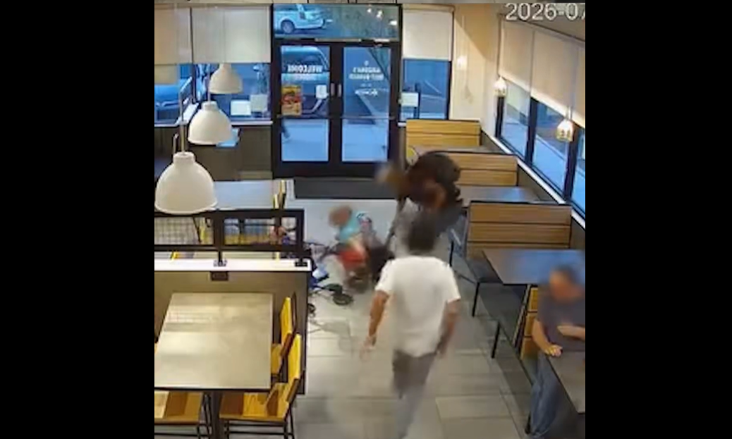 Βίντεο: Θαμώνες σε κατάστημα fast food στην Αριζόνα έπιασαν ληστή που έκλεψε ηλικιωμένο
