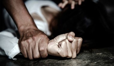 Σουηδία: 15χρονος Σύρος παράνομος μετανάστης κακοποιούσε 14χρονη – Της έκοψε τα μαλλιά & απειλούσε να τη σκοτώσει
