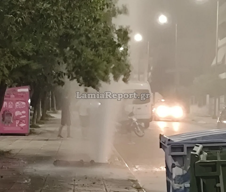 Λαμία: Βανάκι «ξήλωσε» πυροσβεστικό κρουνό και δημιούργησε πίδακα νερού πολλών μέτρων (φωτο)