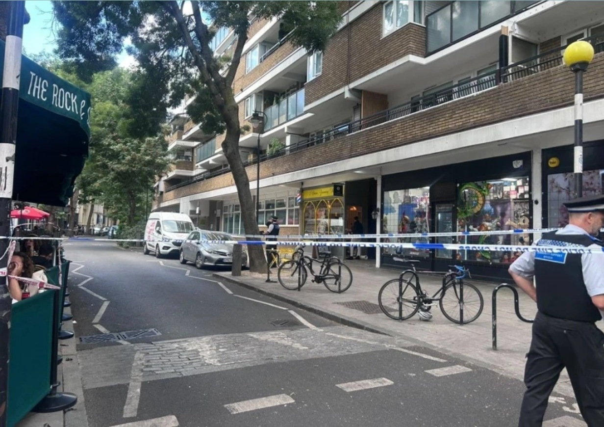 Γυναίκα στο Λονδίνο τραυμάτισε με ψαλίδι 4 άτομα: Εξετάζεται το ενδεχόμενο να πάσχει από θέματα ψυχικής υγείας