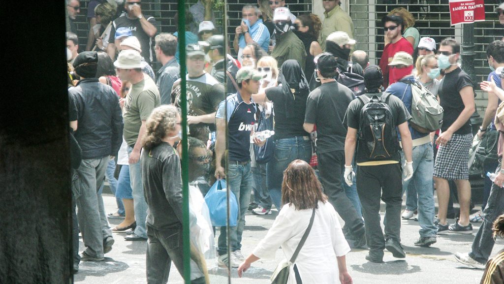 Στην Ελλάδα έρχεται αύριο η 46χρονη από τη Βρετανία που κατηγορείται για τον εμπρησμό στη Marfin