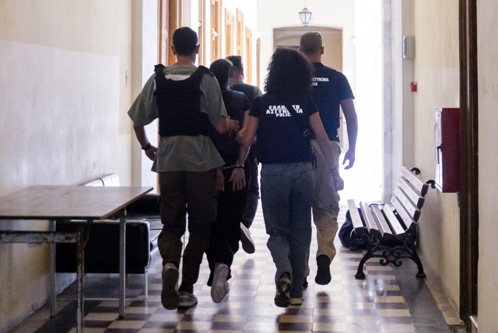 Δολοφονία 42χρονης στην Σύρο: Tι δείχνουν οι δύο φωτογραφίες που κατέθεσε ο 41χρονος πριν την προφυλάκισή του