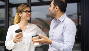 Όταν κάποιος ενδιαφέρεται αλλά δεν το δείχνει: Τα σημάδια που τον προδίδουν